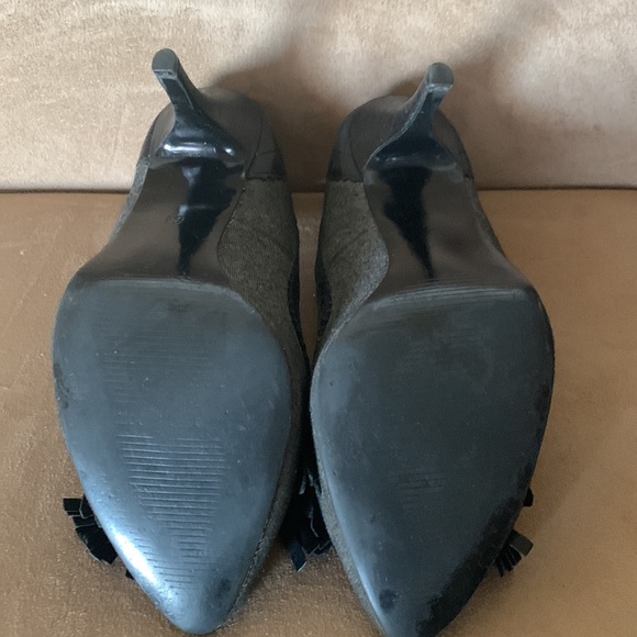 Audrey Brooke grey shoes with black accents - Picture 6 of 6